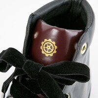 Valkyrieモデルのスニーカー。