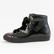 Valkyrieモデルのスニーカー。