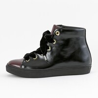 Valkyrieモデルのスニーカー。