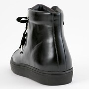 Valkyrieモデルのスニーカー。