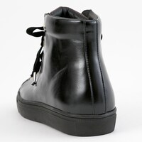 Valkyrieモデルのスニーカー。