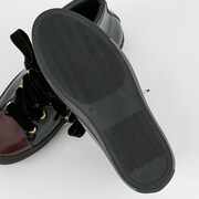 Valkyrieモデルのスニーカー。