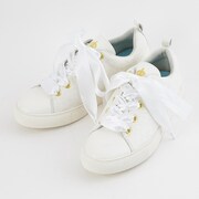 fineモデルのスニーカー。