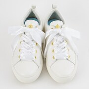 fineモデルのスニーカー。