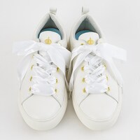 fineモデルのスニーカー。