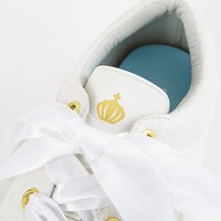 fineモデルのスニーカー。