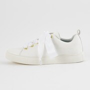 fineモデルのスニーカー。