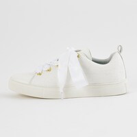 fineモデルのスニーカー。