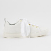 fineモデルのスニーカー。