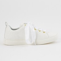 fineモデルのスニーカー。