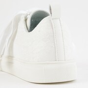 fineモデルのスニーカー。