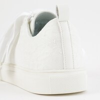 fineモデルのスニーカー。