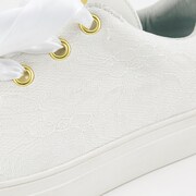 fineモデルのスニーカー。