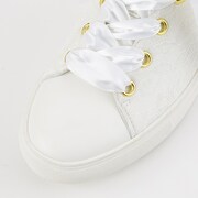 fineモデルのスニーカー。