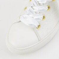 fineモデルのスニーカー。