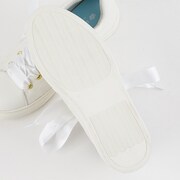 fineモデルのスニーカー。