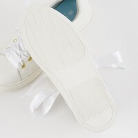 fineモデルのスニーカー。