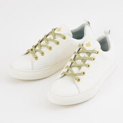 fineモデルのスニーカー。