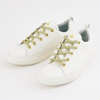 fineモデルのスニーカー。