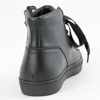 Edenモデルのスニーカー。