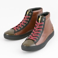 MaMモデルのスニーカー。