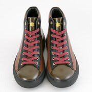 MaMモデルのスニーカー。