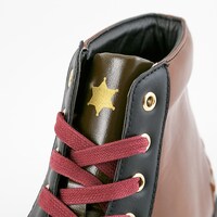 MaMモデルのスニーカー。