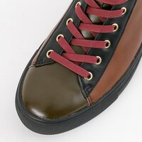 MaMモデルのスニーカー。