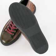 MaMモデルのスニーカー。