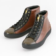 MaMモデルのスニーカー。