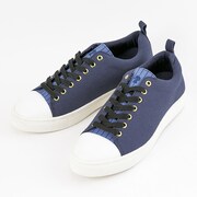 Knightsモデルのスニーカー。