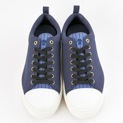 Knightsモデルのスニーカー。