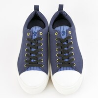 Knightsモデルのスニーカー。