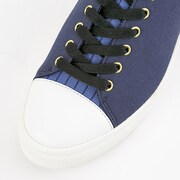 Knightsモデルのスニーカー。