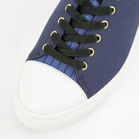 Knightsモデルのスニーカー。