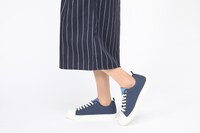 Knightsモデルのスニーカーの着用イメージ。