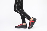 流星隊モデルのスニーカーの着用イメージ。