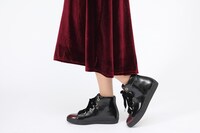 Valkyrieモデルのスニーカーの着用イメージ。