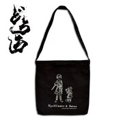 「どろろ」の2Wayショルダートートの使用イメージ。