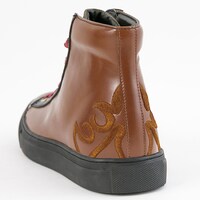 MaMモデルのスニーカー。