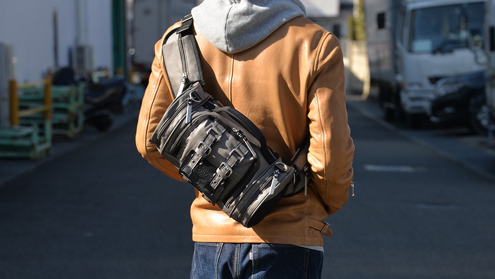 「立体機動ポーチ4wayバッグ進撃の巨人モデル グレーカラー」使用イメージ