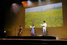 「Wイシダ朗読劇『USHIROMUKI』の様子。左から石田彰、宮澤竹美、石田明。