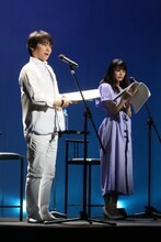 「Wイシダ朗読劇『USHIROMUKI』の様子。左から石田彰、宮澤竹美。
