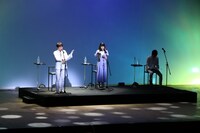 「Wイシダ朗読劇『USHIROMUKI』の様子。