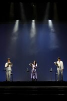 「Wイシダ朗読劇『USHIROMUKI』の様子。