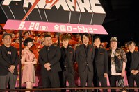 映画「プロメア」の完成披露プレミア上映会の様子。左から今石洋之監督、佐倉綾音、ケンドーコバヤシ、早乙女太一、松山ケンイチ、堺雅人、古田新太、中島かずき。