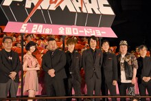 映画「プロメア」の完成披露プレミア上映会の様子。左から今石洋之監督、佐倉綾音、ケンドーコバヤシ、早乙女太一、松山ケンイチ、堺雅人、古田新太、中島かずき。
