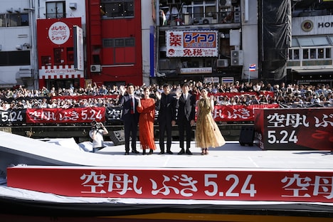 映画「空母いぶき」の船上イベントの様子。左から高嶋政宏、本田翼、西島秀俊、佐々木蔵之介、深川麻衣。