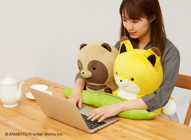 「PCクッション タヌキとキツネ」の使用イメージ。