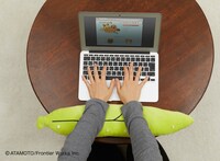 「PCクッション タヌキとキツネ」の使用イメージ。